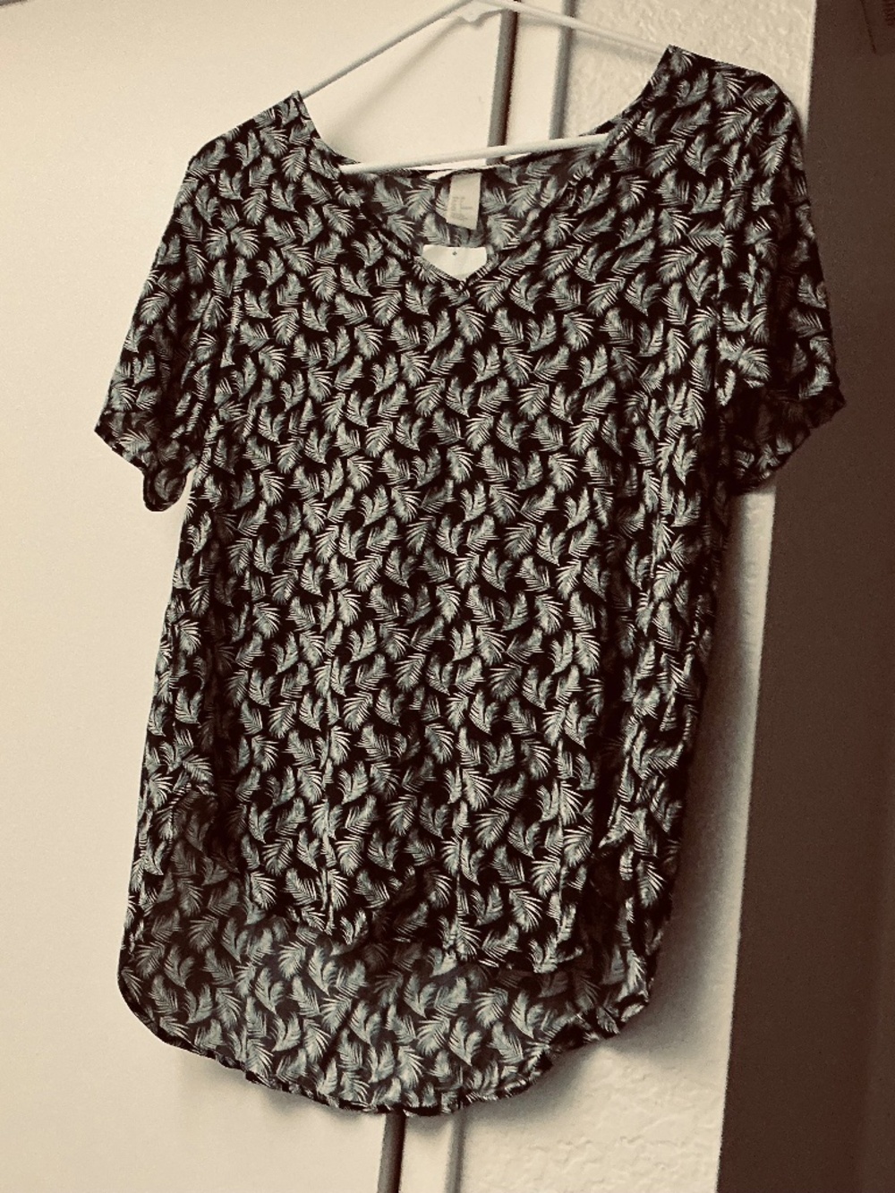 NWT short sleeve blouse feather pattern H&M size small black white high low hem